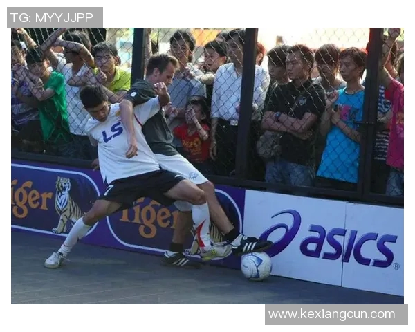 街头足球明星化身街头艺术家展现惊人技巧与创意表演视频 街头足球明星化身街头艺术家展现惊人技巧与创意表演视频