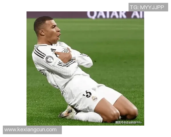 足球明星化身老者街头挑战球迷引发热议与欢笑 足球明星化身老者街头挑战球迷引发热议与欢笑